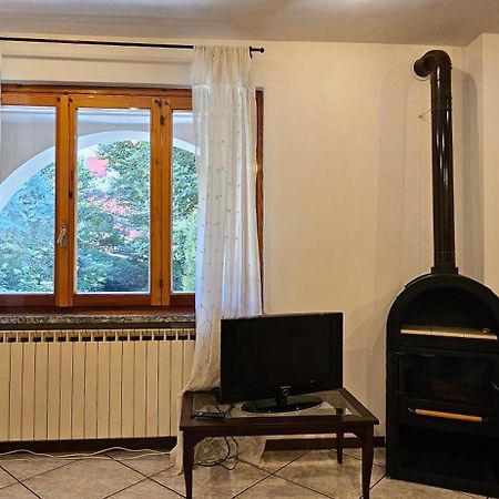 Appartamento Con Ingresso Autonomo, Giardino Privato E Portico Introbio Bagian luar foto