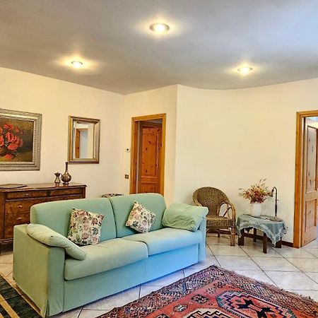 Appartamento Con Ingresso Autonomo, Giardino Privato E Portico Introbio Bagian luar foto