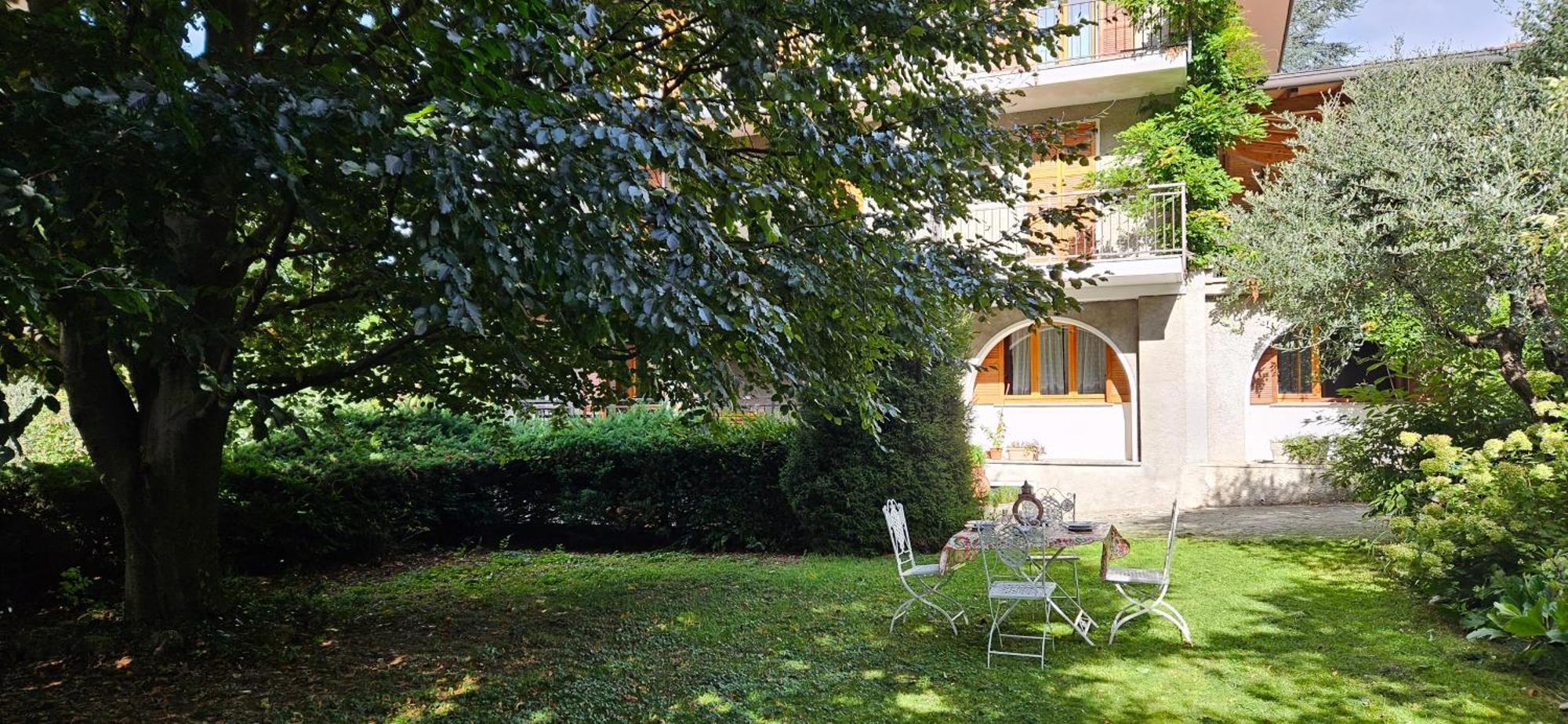 Appartamento Con Ingresso Autonomo, Giardino Privato E Portico Introbio Bagian luar foto