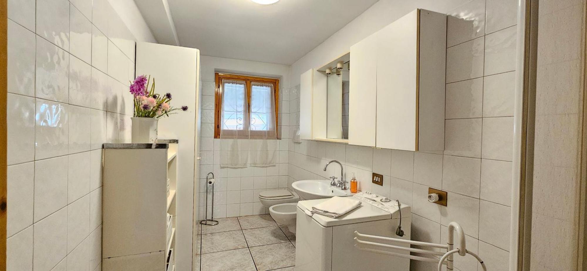 Appartamento Con Ingresso Autonomo, Giardino Privato E Portico Introbio Bagian luar foto