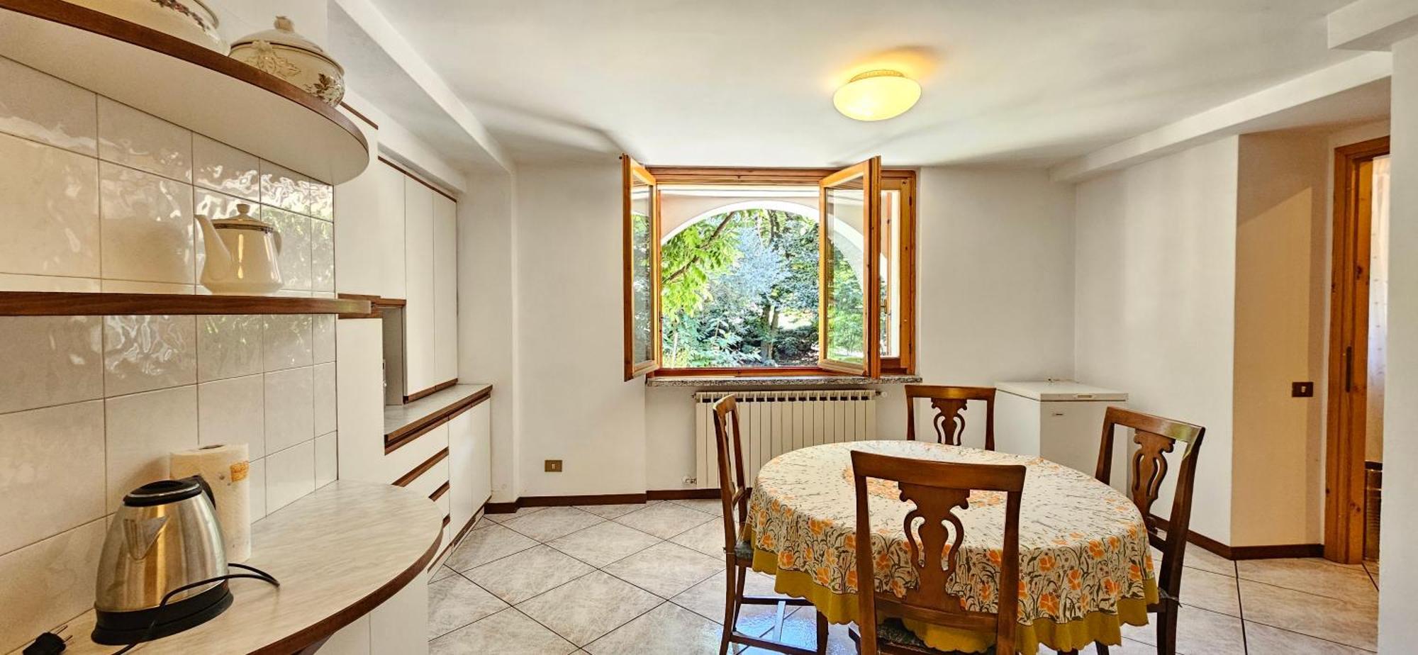 Appartamento Con Ingresso Autonomo, Giardino Privato E Portico Introbio Bagian luar foto