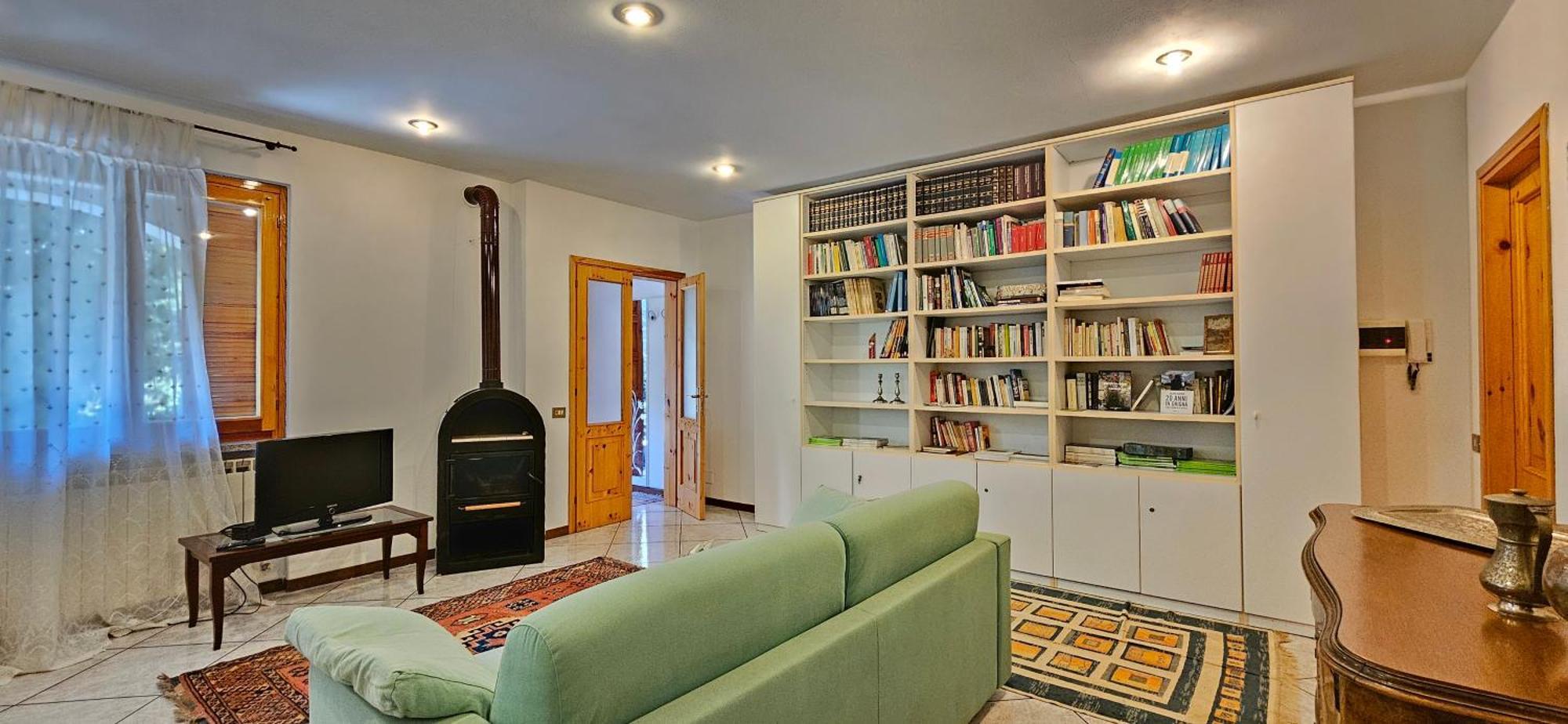 Appartamento Con Ingresso Autonomo, Giardino Privato E Portico Introbio Bagian luar foto