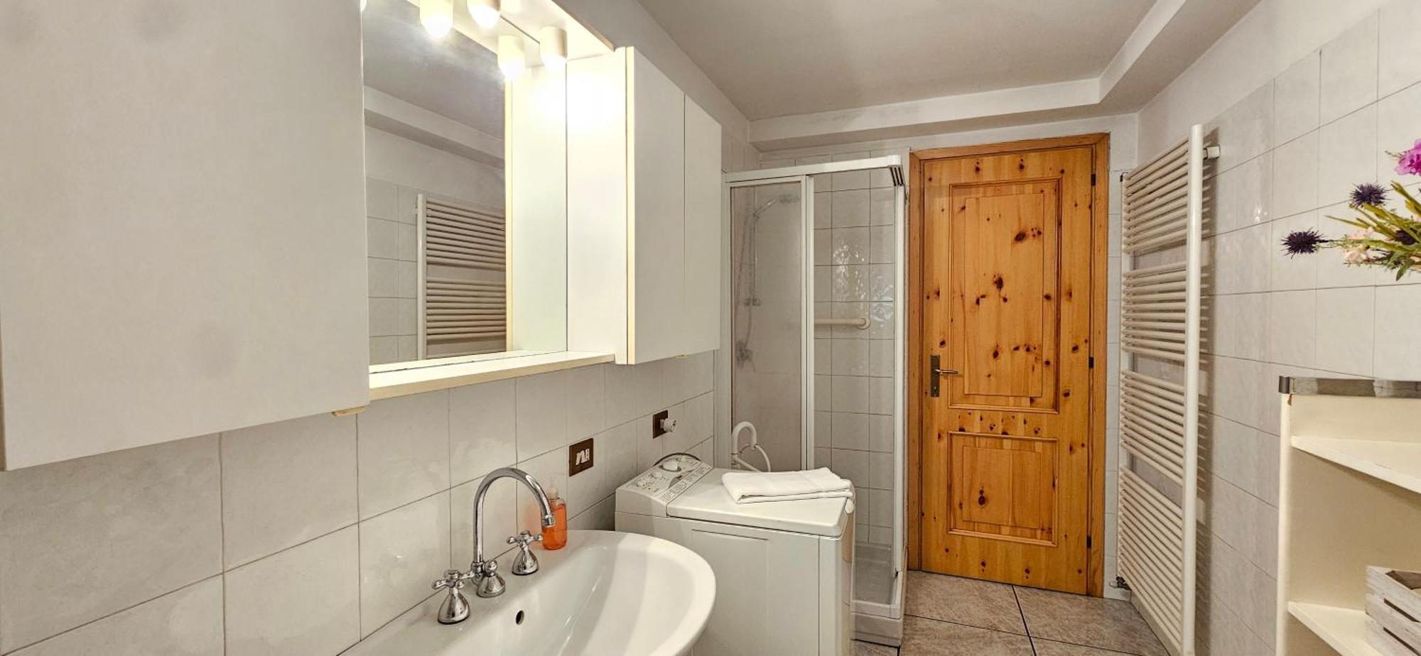 Appartamento Con Ingresso Autonomo, Giardino Privato E Portico Introbio Bagian luar foto