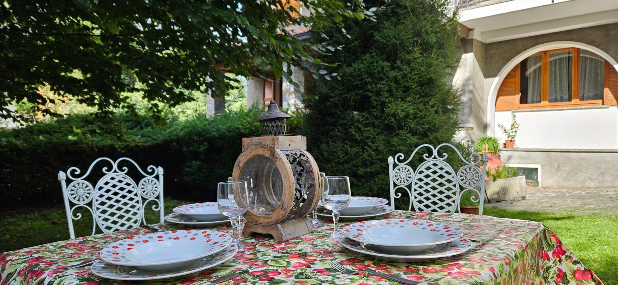 Appartamento Con Ingresso Autonomo, Giardino Privato E Portico Introbio Bagian luar foto